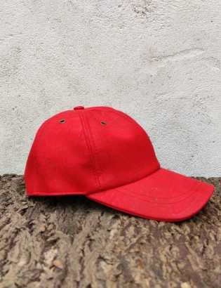 Casquette teinté rouge